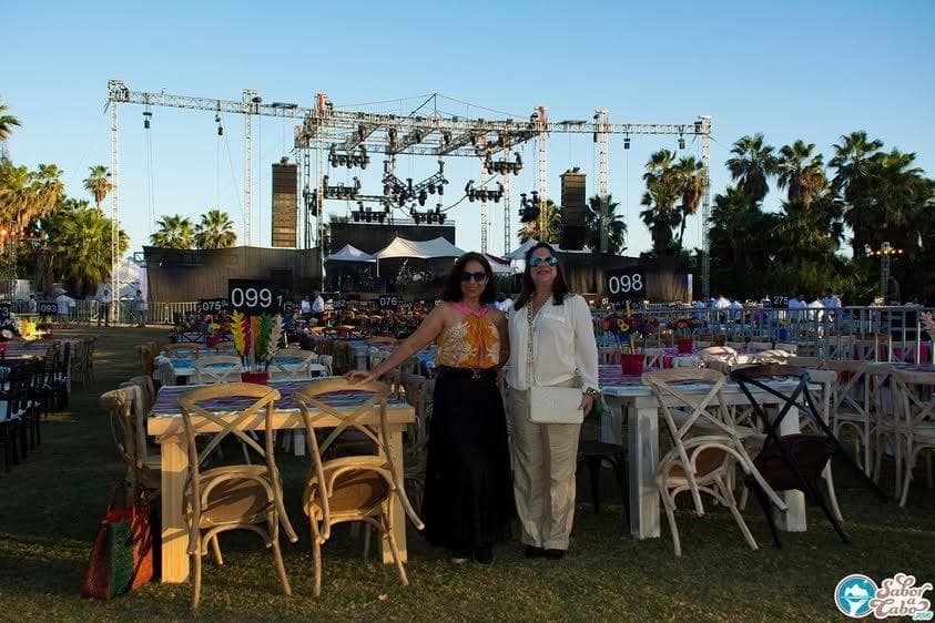 Jardín con mesas y escenario de Sabor a Cabo, edición 2016.