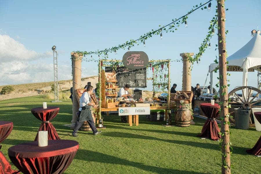 Jardín y zona de vino de Sabor a Cabo al atardecer, edición 2018.