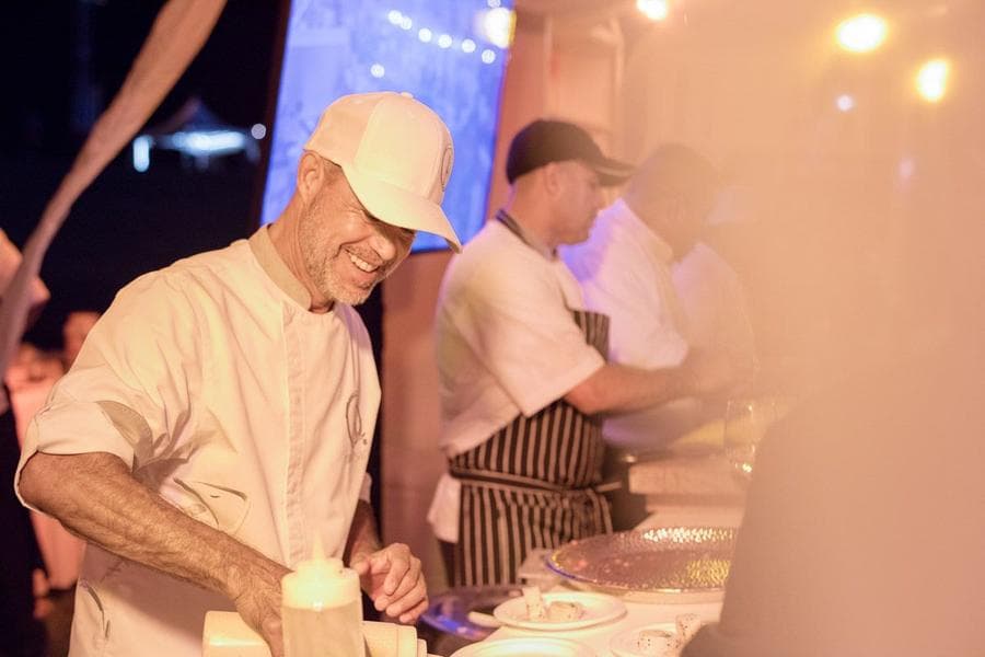 Cocineros sirviendo en Sabor a Cabo, edición 2018.