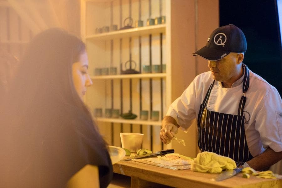 Chef preparando un platillo en su stand de Sabor a Cabo, edición 2018.